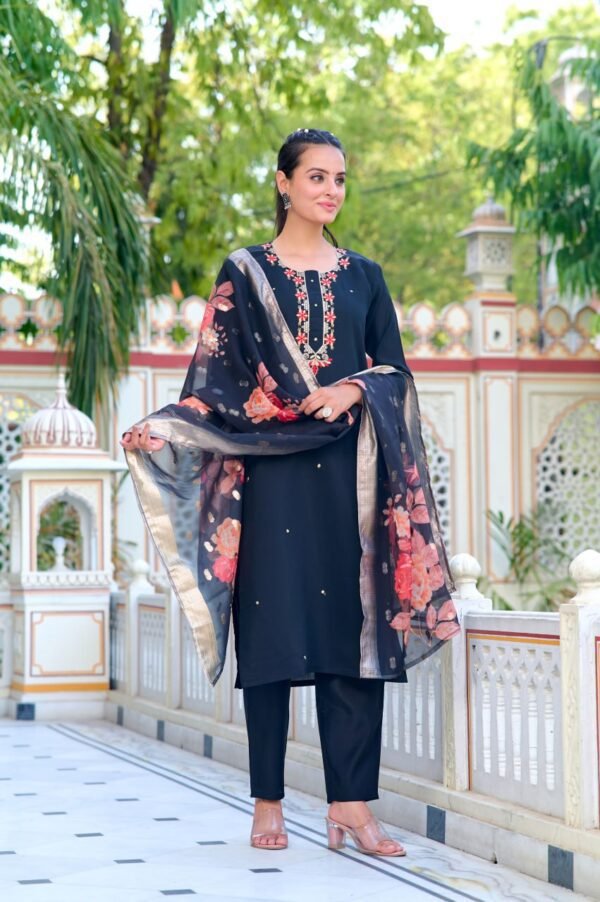 Women  Kurta with Pant and Digital Print with Heavy Embroidery Dupatta Set  - Image 3